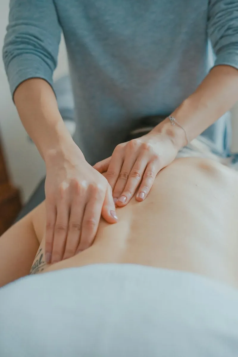Massage lưng thư giãn