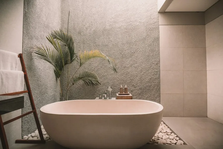 Phòng trị liệu với bồn tắm sứ và cây xanh