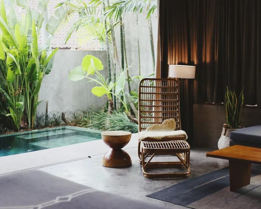 Không gian thư giãn xanh mát với ánh sáng ấm và hồ nước nhỏ